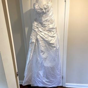 Strapless wedding dress